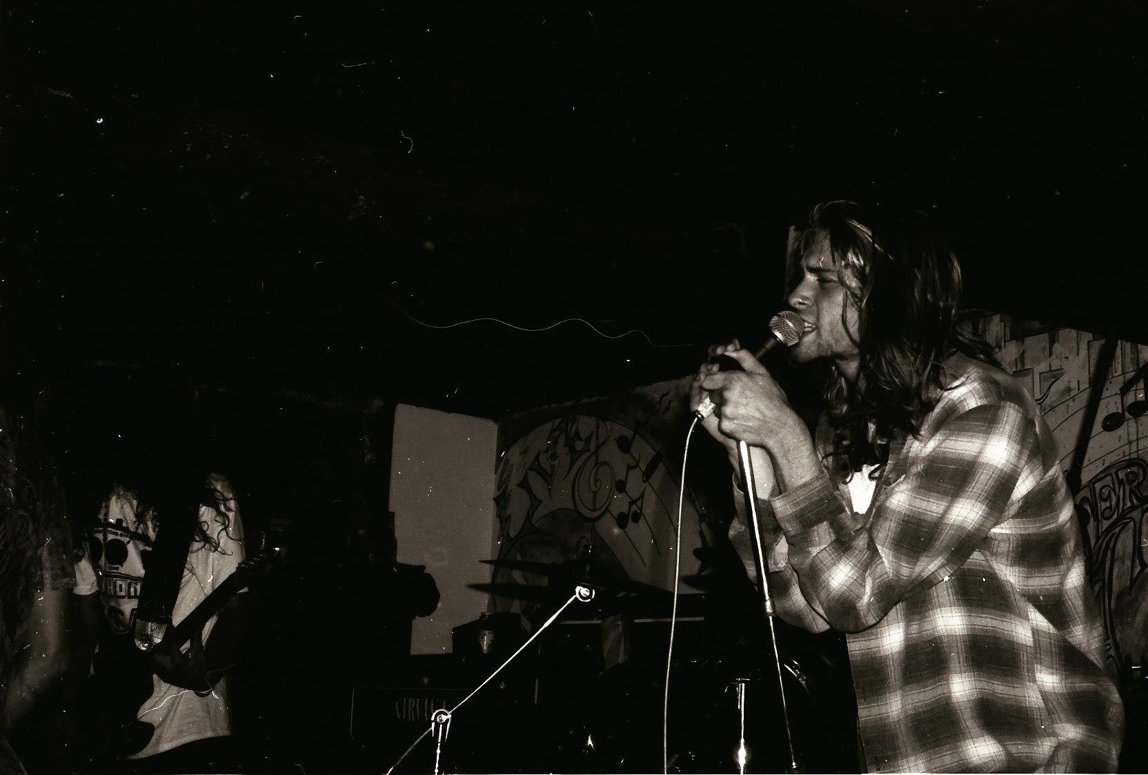 Nirvana 1989. Nirvana Pennyroyal Tea обложка. Нирвана июля. Mudhoney Concert photo. Nirvana on a plain